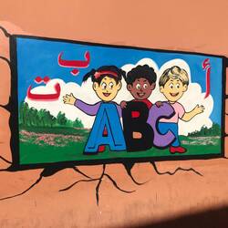 Wir warten vor der Schule auf unseren Fahrer