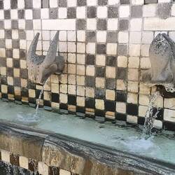 Der Brunnen der Tierkreiszeichen in Tinnura