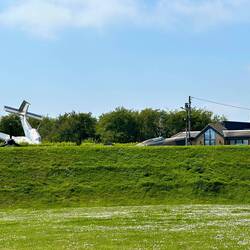 Und noch ein Foto mit halben Flugzeugen! Aber warum?