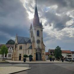 Courcelles et une étrange lumière de fin de journée.
