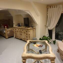 Und das Zimmer für die Herrschaften (Schrank nach Narnia steht links!)