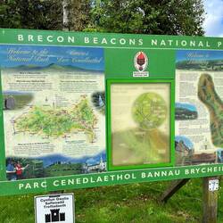 Ein informatives Schild in Schriftgröße 1.