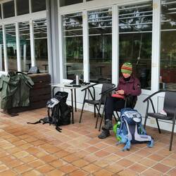 Pause bei Regen auf einem geschlossenen Campingplatz; aber trocken 😀