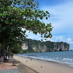... Strand von Krabi mit Blick auf Koh Phi Phi und vielen weiteren idyllischen Inseln