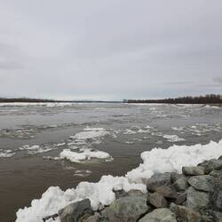 Susinta Fluss, es wird Frühling, das Eis bricht.