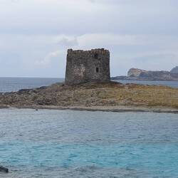 Der Turm von Stintino am nordwestlichen Zipfel von Sardinien
