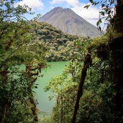 Laguna de Cerro Chato con Volcán Arenal