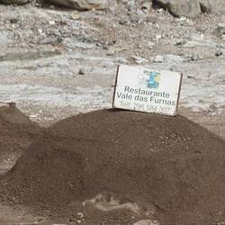 The marker is the name of the restaurant and under the mound is a container with our dinner (cozino)