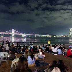 Die Einheimischen geniessen das Fest, essen und trinken am Strand