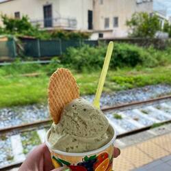 Jag belönade mej med min första italienska gelato medan jag väntade på tåget tillbaka till Neapel