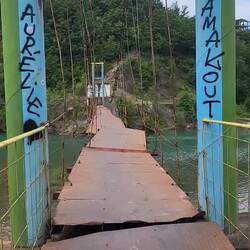 Später hat ein Mann sich tatsächlich über die gesamte Brücke gewagt.