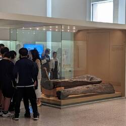 Gruppe chinesischer Schüler mit iPads zur Ausstellung.