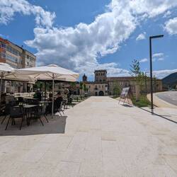 Cafe where the coastal trail (right) and central trail (left), meet