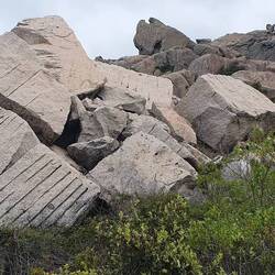 Oft müssen wir Riesengranitblöcke überwinden