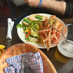 Endlich bekommt der Bua sein Seafood! (Keiner von uns!) Der Tag ist gerettet!