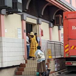 Es wird immer wieder gestaunt bei unserem roten Bus