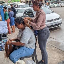 Auch die Haare kann man sich machen lassen