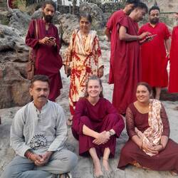 In den weinroten Gewändern am Ganges