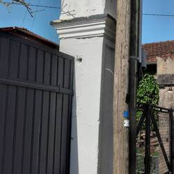 Drei Säulen sind alles, was von einer Synagoge übrig geblieben ist.