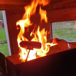 Zur Ankunft gibt es ganz klassisch Pølser vom Teleskopspieß