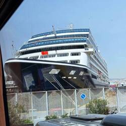 Vår båt - vi bor i fören precis under det röda strecket