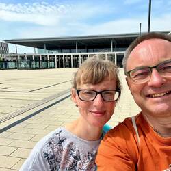Plaza und Haupteingang BER