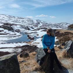 Wo sind die Trolle? Ingrid sucht mit scharfem Blick das Fjell ab🧐