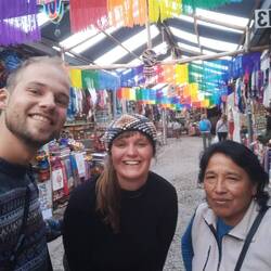 Haben gefragt ob sie ein Foto von uns macht. Unser Spanisch war so schlecht dass sie mit posiert😂