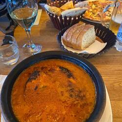 Super leckeres Essen. Ich hatte einen traditionellen Karpfen Eintopf speziell aus Shkodra 🤤