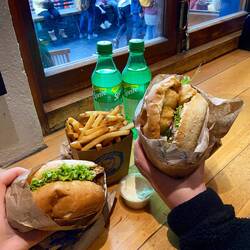 Rechts: Jojos Burger Links: Evelyns Burger