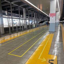 Wo man am Bahnhof anstehen muss, ist ganz klar gekennzeichnet 👌😁