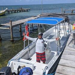 Unser Guide und sein Boot 😄