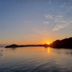 Sonnenaufgang von der Fähre aus