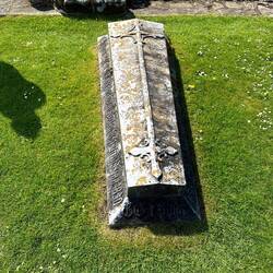 Auf der Suche nach einem Grab... Dieses ist nicht das richtige.