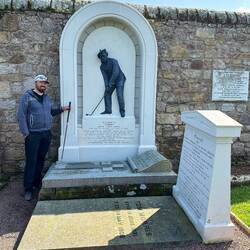 "Segnung" des mitgebrachten Schlägers (wird demnächst zugunsten unserer Spendenaktion versteigert!"