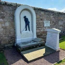 Aber dieses hier! Das Grab von Old Tom Morris, Golflegende und Architekt des "New Course"