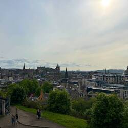 Calton Hill, wie er im Reiseführer abgebildet ist!
