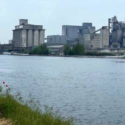 Canal de centre... not all idyllic