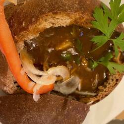 Der Klassiker geht auch bei 25 Grad -> Gulaschsuppe im Brot