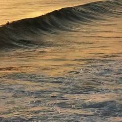Die Wellen am Mahana Point. Hier wird gesurft mit Blick auf einen 3000er Vulkan 🌋