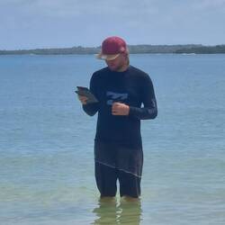 Am Strand von Pferdefliegen geplagt, dann stellt man sich eben ins Wasser zum Lesen 😅