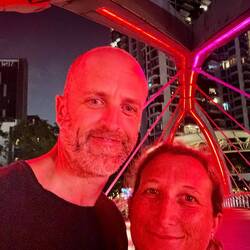 Despite how tired we were, we still managed to fond a Singapore Sling to finish the day 🍹