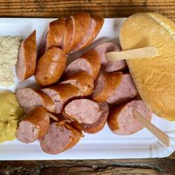 Unbedingt Krauner Wurst essen bei Klobasarna!