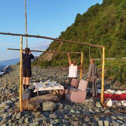 Lukas wird gleich eingespannt beim Bau eines neuen Daches zu helfen.