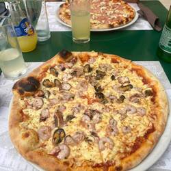 Pizza Frutti di Mare ist ein Muss im Urlaub 😂💁🏻‍♀️
