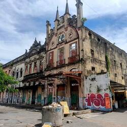 Verlaten gebouwen bij de haven.