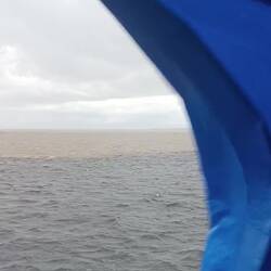 Geen idee wat die man bij dat zeil probeerde te doen.