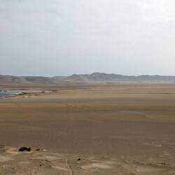 Winzige Autos mitten in der Wüste 🔎