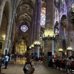 Flera stora rosettfönster och andra vackra fönster