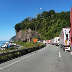 LKW Stau in beide Richtungen, immer noch vor der Grenze